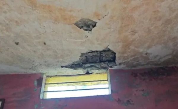 आंगनबाड़ी भवन की छत का प्लास्टर गिरा, बाल-बाल बचे मासूम