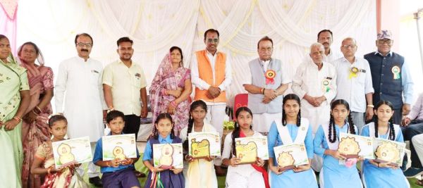 मानिकचौरी स्कूल में पूर्व कृषिमंत्री ने किया ध्वजारोहण