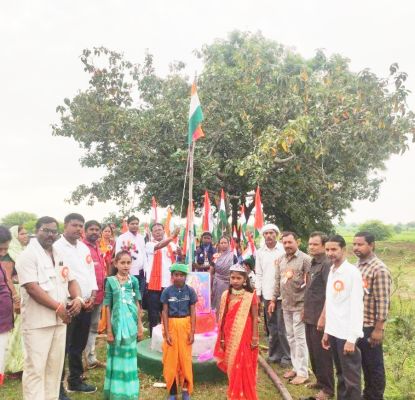 अमृत सरोवर पर लहराया तिरंगा