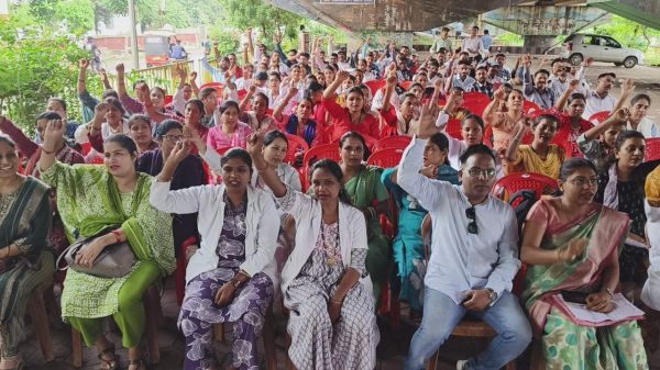 स्वास्थ्य मिशन के कर्मचारी  अनिश्चितकालीन हड़ताल पर