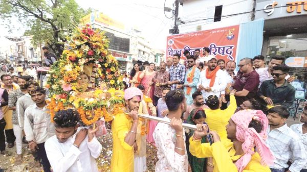 युगांतर पब्लिक स्कूल में ध्वजारोहण