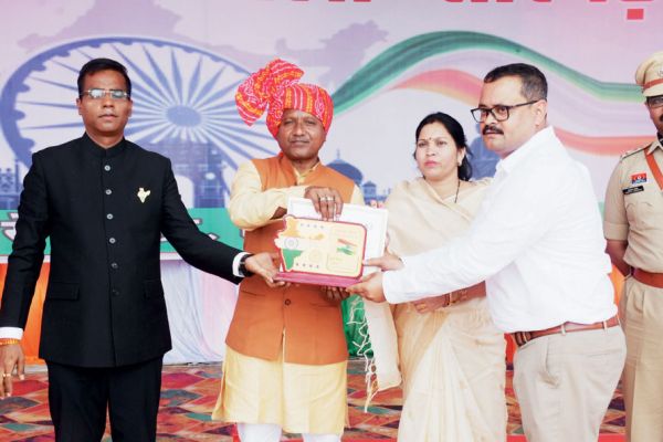 उत्कृष्ट सेवा के लिए सीएमओ सम्मानित