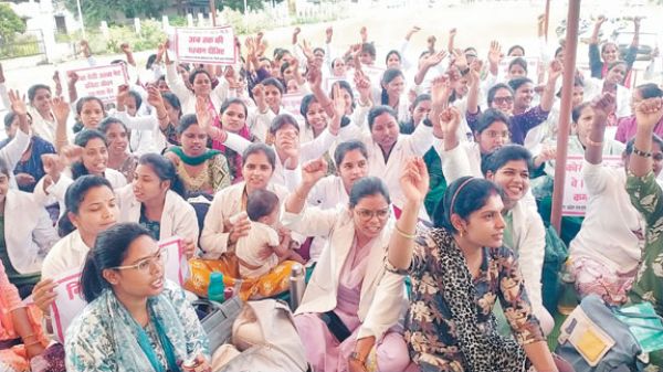 एनएचएम कर्मचारी अनिश्चितकालीन हड़ताल पर