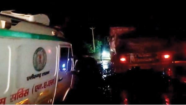 जर्जर सडक़ में फंसी एम्बुलेंस, मरीज को दूसरे वाहन से भेजा अस्पताल