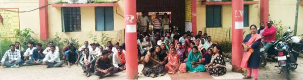 प्रतापपुर जनपद में ताला जडक़र हंगामा, नवपदस्थ सीईओ पर अनियमितता का आरोप