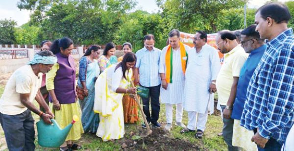 एक पेड़ लगाकर अटलजी के बताये मार्ग पर चलने का हम संकल्प लेते हैं- मंजूषा भगत