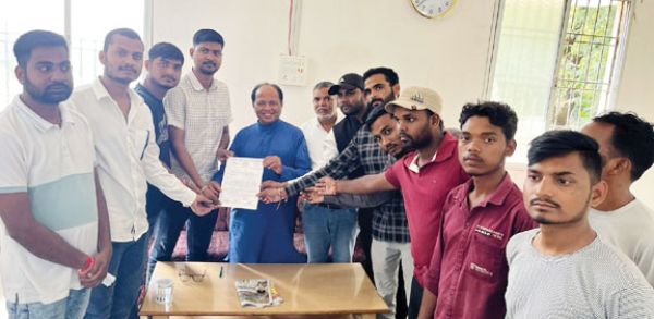 प्रवेश तिथि को आगे बढ़ाने एनएसयूआई ने कुलपति को सौंपा ज्ञापन