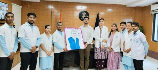 लाइफ केयर कॉलेज ऑफ़ नर्सिंग के विद्यार्थियों ने कलेक्टर से की मुलाक़ात