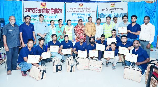 अल्ट्राटेक रावन सीएसआर ने किया प्लम्बर टूलकिट वितरण