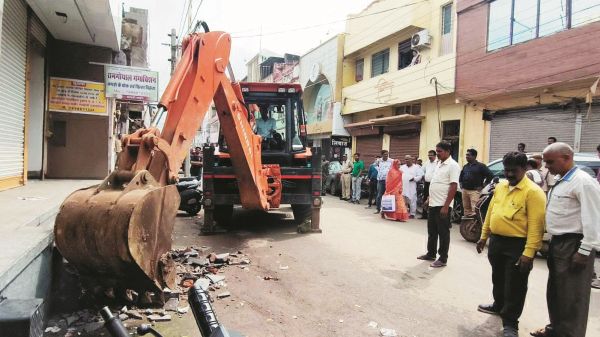 कामठी व हलवाई लाइन में चला अतिक्रमणमुक्त अभियान