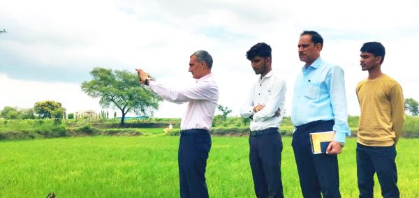 कलेक्टर ने खिलौरा में किया डिजिटल क्रॉप सर्वे का निरीक्षण