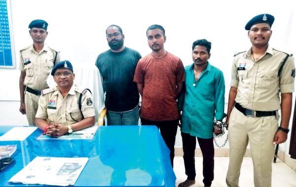 रेलवे कॉलोनी क्षेत्र में महिला को लूटने वाले 3 गिरफ्तार, 1 फरार