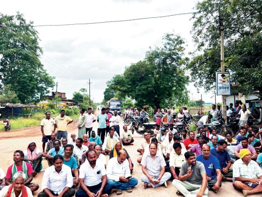  खाद की किल्लत से किसानों का फूटा गुस्सा, रायगढ़-खरसिया मार्ग 3 घंटे रहा जाम