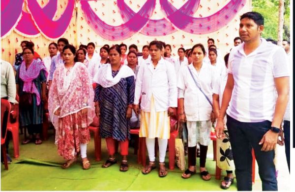 एनएचएम कर्मचारी हड़ताल पर