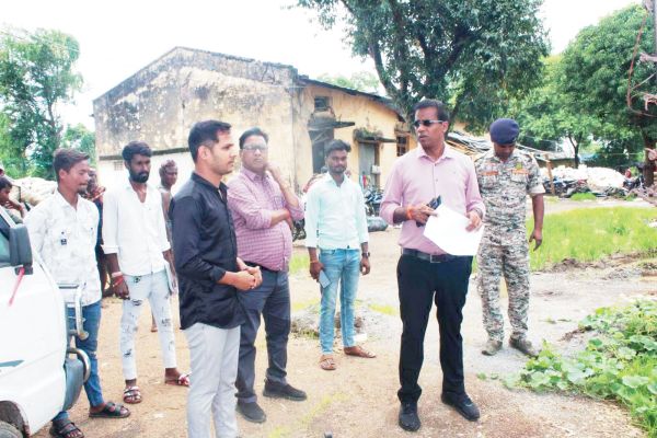 कलेक्टर ने धान संग्रहण केंद्र का किया निरीक्षण