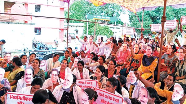 एनएचएम कर्मियों के आंदोलन से स्वास्थ्य सेवाएं ठप