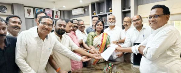 2014 से गोधनपुर-फुंदुरडिहारी क्षेत्र की भूमि पर लगी रोक को हटाने वार्डवासियों संग महापौर व पूर्व मंत्री पहुंचे आयुक्त कार्यालय