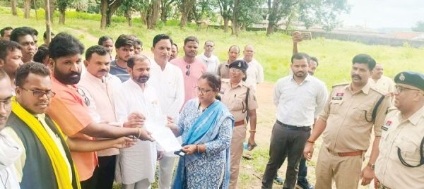 प्रतापपुर में बीईओ के खिलाफ आक्रोश, कलेक्टर को सौंपा ज्ञापन