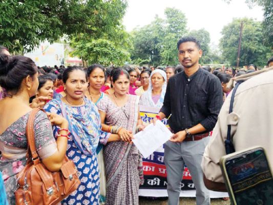 मांगों को लेकर मितानिनों ने कलेक्टोरट घेरा, सौंपा ज्ञापन