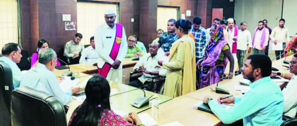 कलेक्टर जनदर्शन में पहुंचे फरियादी