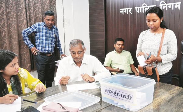 पौधरोपण के लिए महिला स्व-सहायता समूह की लॉटरी निकाली