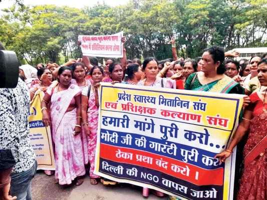 मितानिनों का आंदोलन, कलेक्टोरेट का घेराव, 10 सूत्रीय मांगों पर बेमुद्दत हड़ताल शुरू