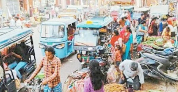 रोड पर कब्जा कर कारोबार करने से चौड़ाई घट रही, जाम से परेशानी