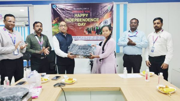 बोर्ड परीक्षा में श्रेष्ठ प्रदर्शन करने वाले विद्यार्थियों को एसबीआई ने दिए लैपटॉप