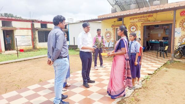 कलेक्टर ने बेदरे में निर्माण कार्यों और शासकीय संस्थाओं का किया निरीक्षण