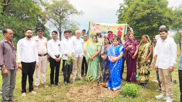 जनप्रतिनिधियों ने एक पेड़ मां के  नाम के तहत रोपे हजारों पौधे