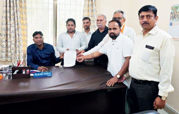 यूरिया की किल्लत, सभापति मुकेश साहू ने कलेक्टर को दिया ज्ञापन