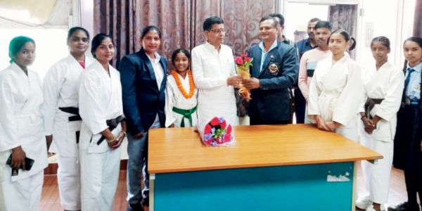 ओपन नेशनल कराटे चैम्पियनशिप के चयनित खिलाड़ी कैबिनेट मंत्री टंकराम वर्मा से मिले