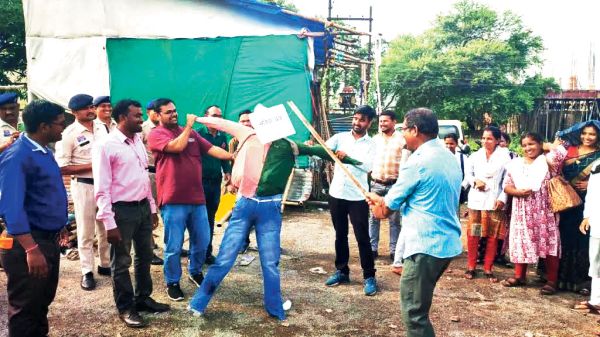 पुलिस ने पुतला जलाने से एनएचएम कर्मियों को रोका