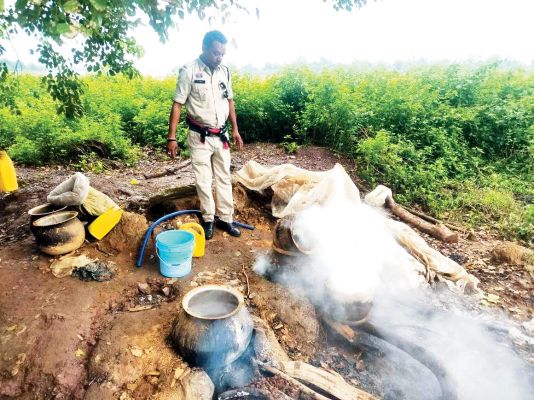  जंगल व नदी किनारे चल रही चार अवैध महुआ शराब भट्टियां ध्वस्त
