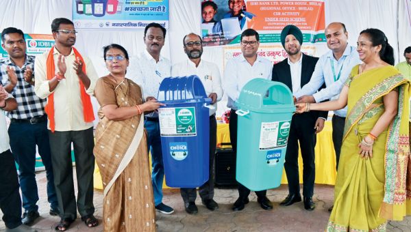 स्वच्छता के प्रति जन जागरूकता लाने निगम ने स्कूल में डस्टबिन बांटे