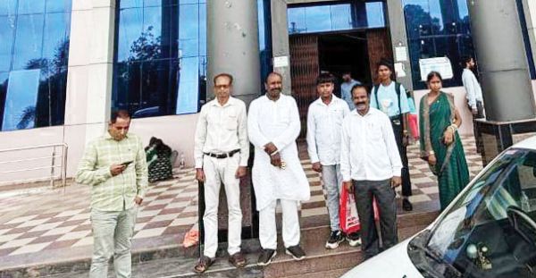 समिति प्रबंधक पर फर्जी ऋण प्रकरण का आरोप, किसानों ने कलेक्टर को सौंपा ज्ञापन