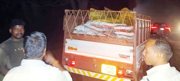 अवैध खाद पिकअप सहित जब्त