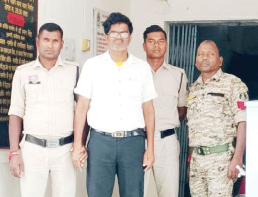 दूसरी की छात्रा को डंडा से पीट कर किया घायल, आरोपी प्रधान पाठक गिरफ्तार