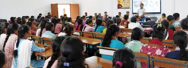 कन्या महाविद्यालय में प्राथमिक सहायता प्रशिक्षण