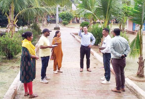 कलेक्टर ने शैक्षणिक संस्थाओं का किया निरीक्षण, सुधार के निर्देश