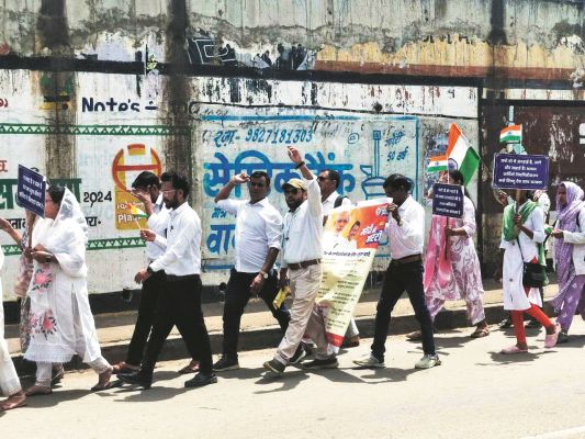 एनएचएम कर्मियों ने निकाली तिरंगा रैली