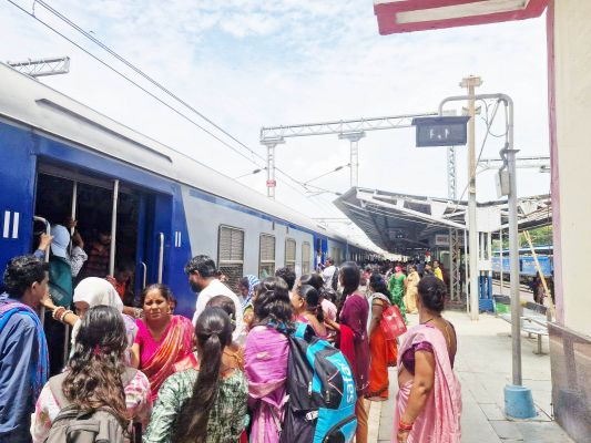 तिजहारिनों से ट्रेनें और यात्री बसों में बढ़ी भीड़