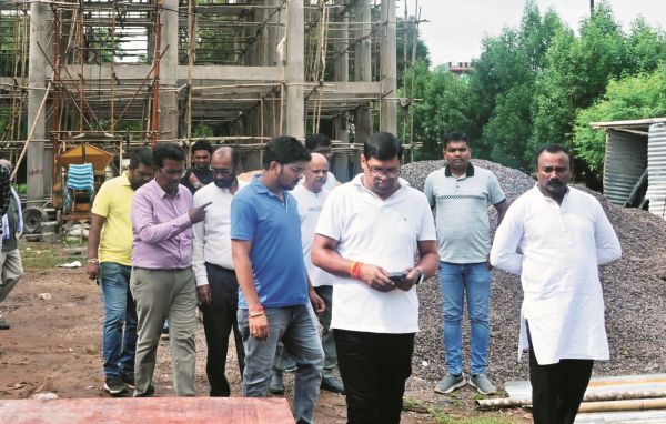 खुर्सीपार में निर्माणाधीन पानी टंकी का आयुक्त ने किया निरीक्षण