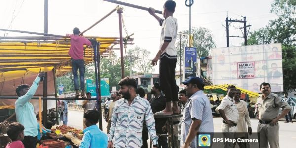महिला समृद्धि सब्जी बाजार में चला तोड़ू दस्ते का अभियान