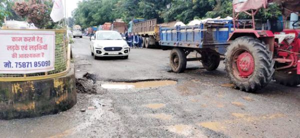 एक ही बारिश में जर्जर हुई सडक़ें, गड्ढों ने बढ़ाया हादसों का खतरा