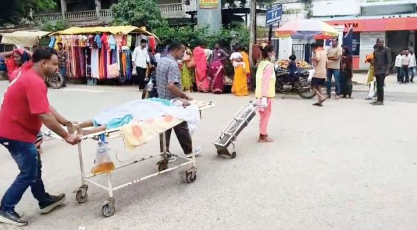 ऑक्सीजन लगे मरीज को सडक़ पार कर मुख्य चिकित्सालय भवन ले जाते वीडियो फैला