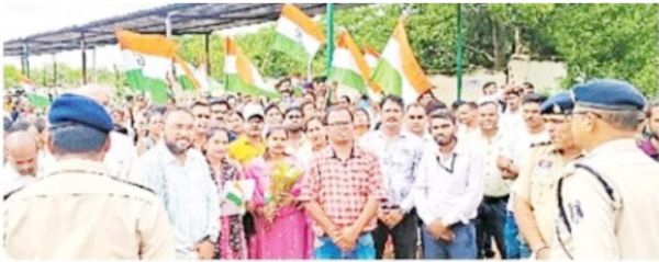 मंत्री को ज्ञापन सौंपने तिरंगा लेकर पहुंचे हड़ताली एनएचएम कर्मचारी