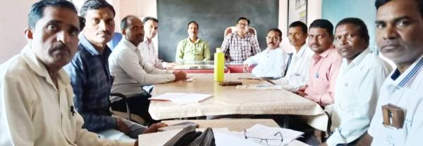 सामाजिक अंकेक्षण के लिए संकुल प्रभारी ने दी प्रधान पाठकों को जानकारी