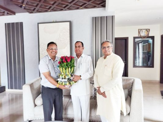 खाद आयोग के अध्यक्ष ने पूर्व विस अध्यक्ष अग्रवाल   से भेंट की