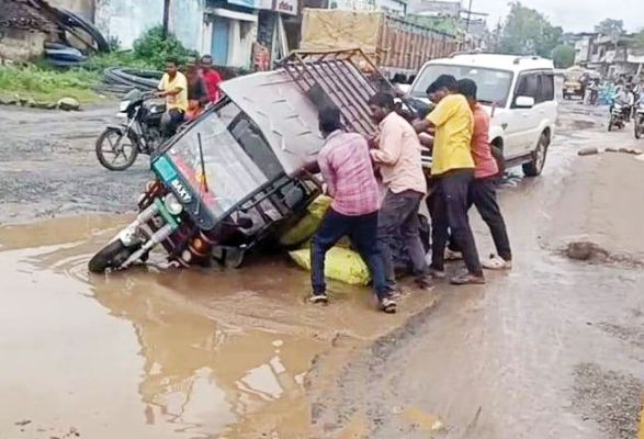 एनएच-343 के गड्ढे में घुसकर पलटी ऑटो, बाल-बाल बचे सवार